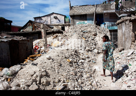 Femme marche à travers les décombres à Port-au-Prince. Banque D'Images