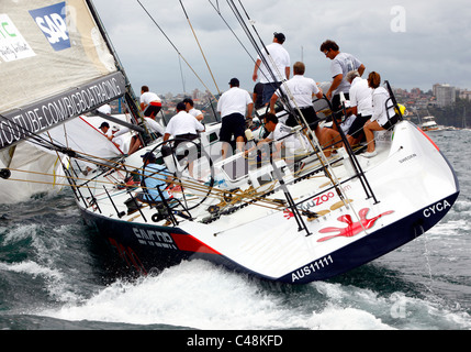 La maxi yacht YuZoo Nicorette (ex) au cours de la course Grand défi Bateau SOLAS 2009, le port de Sydney, Australie. Banque D'Images