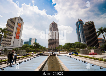 Les bâtiments modernes devant les Tours Petronas à Kuala Lumpur, Malaisie. Le gratte-ciel au milieu est Banque publique. Banque D'Images