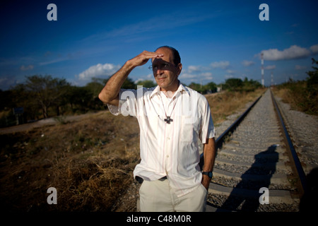 Prêtre catholique, Alejandro Solalinde couvre ses yeux avec sa main pendant qu'il marche le long du chemin de fer en Ixtepec, état de Oaxaca, Mexique Banque D'Images