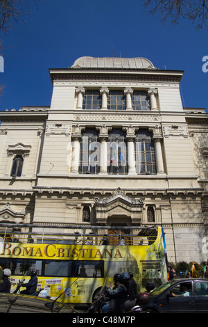 Bus touristique passant la Grande Synagogue de Rome, Italie Banque D'Images