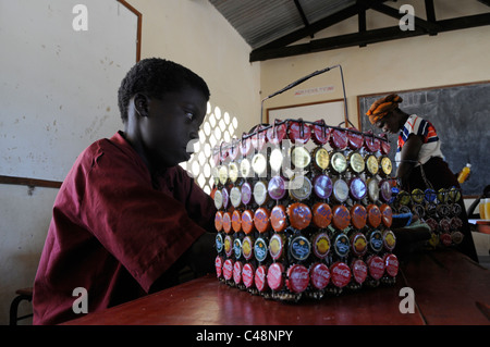 Un élève dans une classe primaire pendant l'art conférence Afrique Malawi Banque D'Images