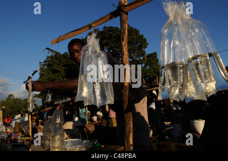 Vendeur de rue, la vente de l'eau potable dans des sacs en plastique remplis en Afrique Malawi Banque D'Images