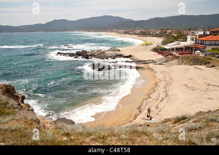 La longue plage au village de vacances Sarti, Sithonia, Halkidiki, Grèce Banque D'Images