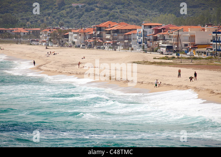 La longue plage au village de vacances Sarti, Sithonia, Halkidiki, Grèce Banque D'Images