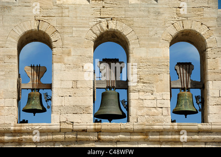 Trois cloches dans la Tour du clocher, le Beffroi ou le Gable de la c12ème Eglise forte notre-Dame-de-la-Mer les Saintes-Maries-de-la-Mer Camargue Provence France Banque D'Images