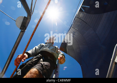 Bowman à bord d'Alfa Romeo au cours d'un essai voile à Sydney, en Australie, en vue de la Rolex Sydney to Hobart 2009. Banque D'Images