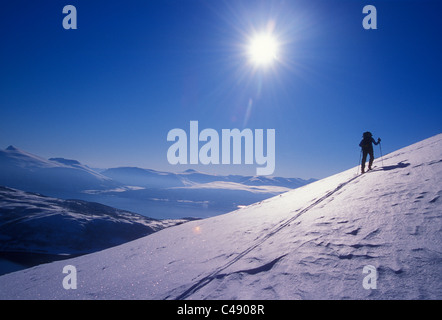 Une femme à ski et explore les montagnes du Alpes de Lyngen en Norvège. Banque D'Images