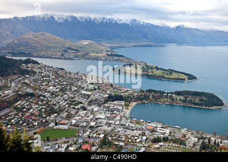 Queenstown et le lac Wakatipu vu de l'horizon,Otago, Nouvelle-Zélande Banque D'Images