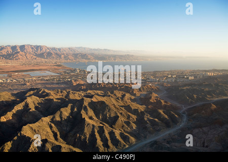 Photographie aérienne des montagnes d'Eilat au coucher du soleil Banque D'Images