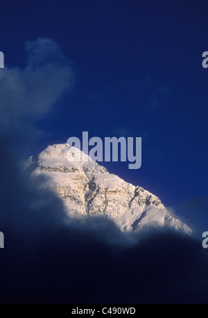 Une énorme montagne couverte de neige brillant d'alpine glow au coucher du soleil. Banque D'Images