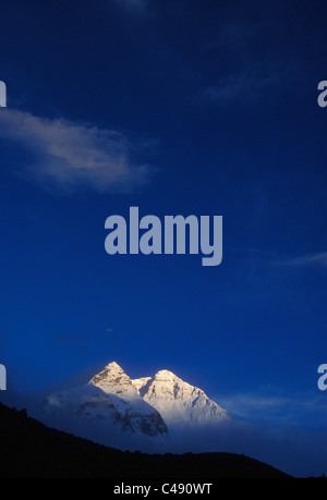 Une énorme montagne couverte de neige brillant d'alpine glow au coucher du soleil. Banque D'Images