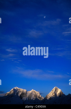 Une énorme montagne couverte de neige brillant d'alpine glow au coucher du soleil. Banque D'Images