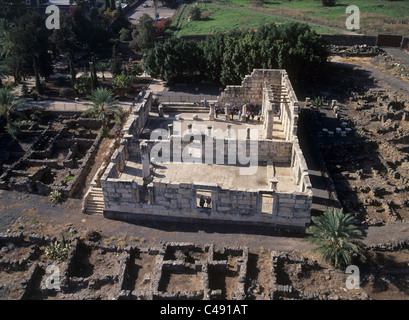 Photo aérienne de l'ancienne synagogue de Capharnaüm dans la mer de Galilée Banque D'Images