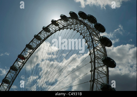 London Eye, ou roue du millénaire à Jubilee Gardens, sur la rive sud de la Tamise. Banque D'Images