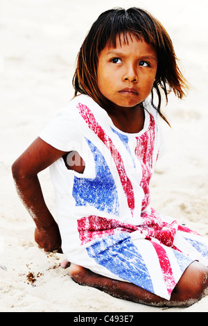 Portrait d'une jeune fille Kuna assis dans son arrière-cour portant un Union Jack t shirt Nalunega, île de l'archipel des San Blas, Panama Banque D'Images