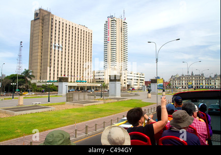 Voir d'hôtels à partir de la plate-forme supérieure d'une tour bus à Lima, Pérou. Banque D'Images