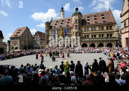 Événement médiévale -Meistertrunk- avec défilé et danse en célèbre vieille ville de Rothenburg ob der Tauber, Bavière, Allemagne Banque D'Images