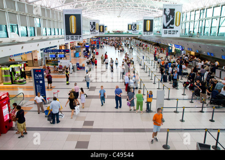 Le hall de départ de l'aéroport international Ministro Pistarini à Buenos Aires, Argentine. Banque D'Images