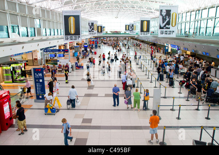 Le hall de départ de l'aéroport international Ministro Pistarini à Buenos Aires, Argentine. Banque D'Images