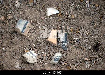 Un regroupement de tessons de poterie Pueblo ancestrales trouvés à Tsankawi : Bandelier National Monument. Banque D'Images