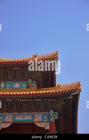 Détail de toit d'or dans la Cité Interdite, Beijing, Chine avec ciel bleu clair Banque D'Images