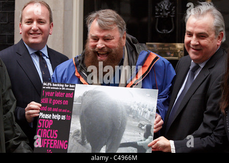 Acteur brian blessed hands dans une carte postale géante à Downing Street aujourd'hui demande une interdiction sur les animaux de cirque. Banque D'Images