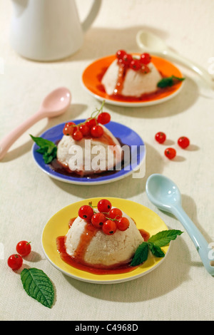 Amandes fromage cottage avec coulis de groseilles rouges. Recette disponible. Banque D'Images