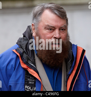 Acteur brian blessed hands dans une carte postale géante à Downing Street aujourd'hui demande une interdiction sur les animaux de cirque. Banque D'Images