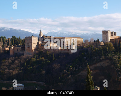 L'habitation royale de l'Alhambra à Grenade, Espagne en face d'une montagne. Banque D'Images