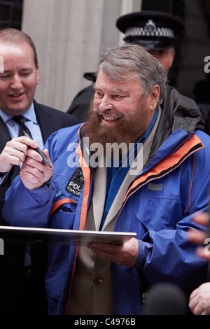 Acteur brian blessed hands dans une carte postale géante à Downing Street aujourd'hui demande une interdiction sur les animaux de cirque. Banque D'Images