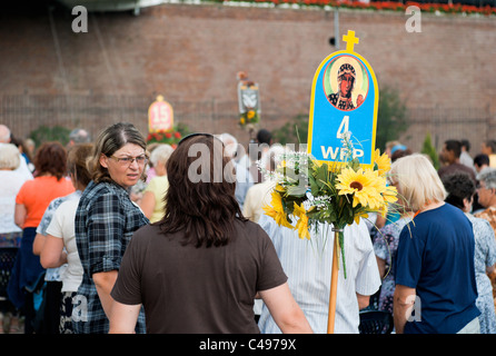 Pèlerins durant une masse d'air en face du monastère de Jasna Gora, Czestochowa, Pologne Banque D'Images