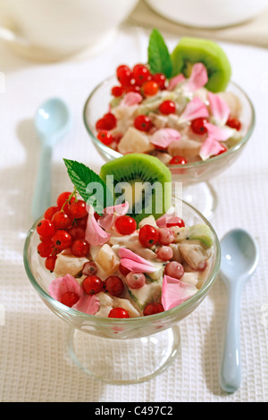 Groseilles rouges trifle avec Parfum de roses. Recette disponible. Banque D'Images