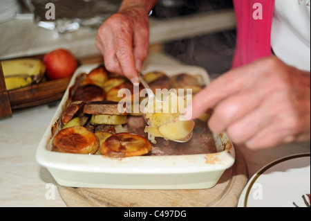 Les personnes âgées PAO servant jusqu'à un pot chaud pour le dîner du Lancashire UK Banque D'Images