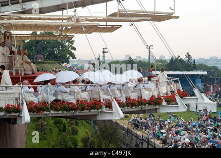 Les prêtres au cours d'une messe en plein air devant le monastère de Jasna Gora, Czestochowa, Pologne Banque D'Images