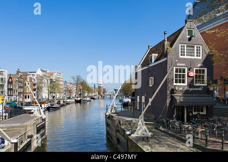 De Sluyswacht waterfront cafe sur la Jodenbreestraat dans le centre-ville, Amsterdam, Pays-Bas Banque D'Images