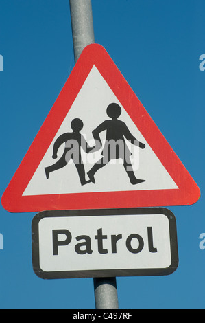 Road sign off avertissement un passage de patrouille de l'école pour les enfants à venir. Banque D'Images