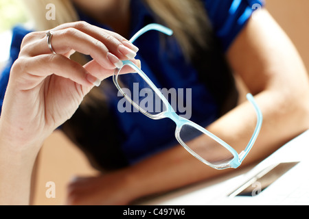 Woman holding glasses Banque D'Images