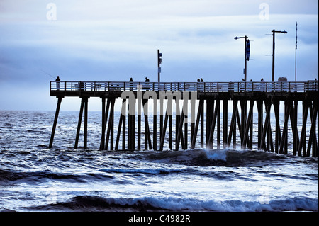 Les gens sur une jetée à Pismo Beach, Californie, USA Banque D'Images