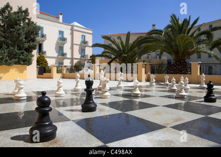 Jeu d'échecs géant dans un complexe thermal 5 étoiles à Edipsos, Grèce Banque D'Images