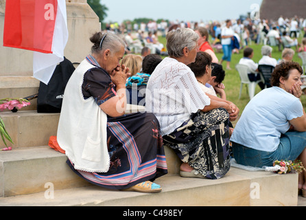 Pèlerins durant une masse d'air en face du monastère de Jasna Gora, Czestochowa, Pologne Banque D'Images