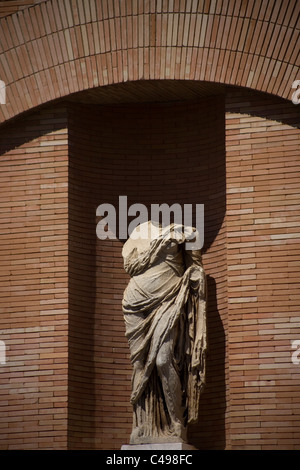 La sculpture n'est affichée à la façade du Musée d'Art Romain à Mérida, Badajoz, Estrémadure, province de l'Espagne. Banque D'Images