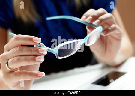 Woman holding glasses Banque D'Images