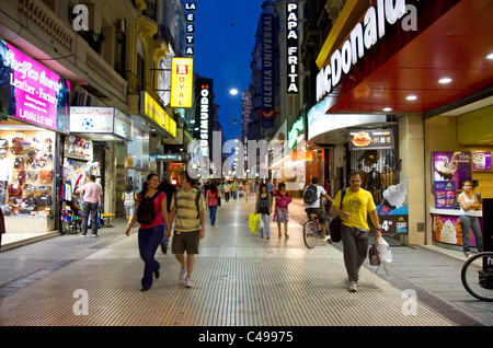 Les gens qui marchent sur la rue Lavalle de nuit à Buenos Aires, Argentine. Banque D'Images