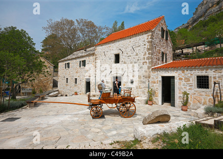 La Croatie Krka, old fashioned moulin pour moudre la farine de maïs. Banque D'Images