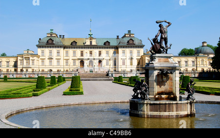 Palais royal de Drottningholm, Stockholm, avec une fontaine en premier plan Banque D'Images