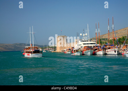 Quai des bateaux de croisière dans la ville de Trogir en Croatie Banque D'Images