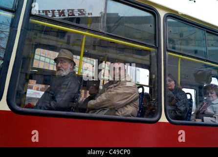 Les passagers dans un tram, Katowice, Pologne Banque D'Images