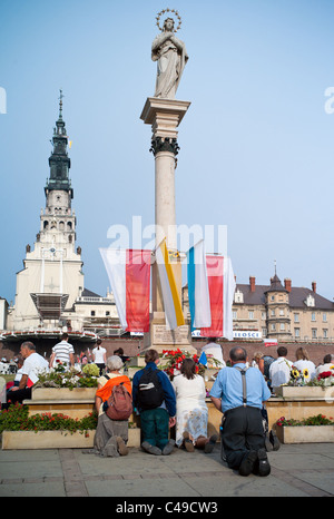 Pèlerins durant une masse d'air en face du monastère de Jasna Gora, Czestochowa, Pologne Banque D'Images