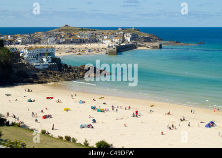 La plage de Porthminster St Ives avec le port et la ville au loin. Banque D'Images